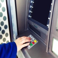 Bankomat zatrzymał kartę. Co zrobić?