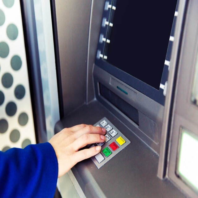 Bankomat zatrzymał kartę. Co zrobić?