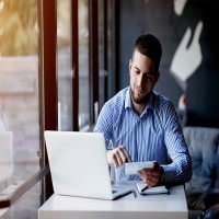 Płatności bezgotówkowe – stacjonarnie i online