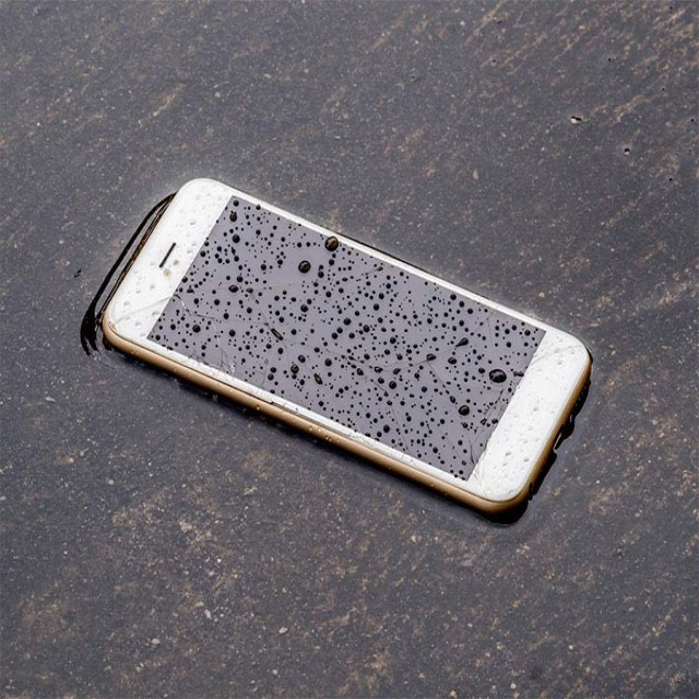 Ile kosztuje naprawa zalanego telefonu?